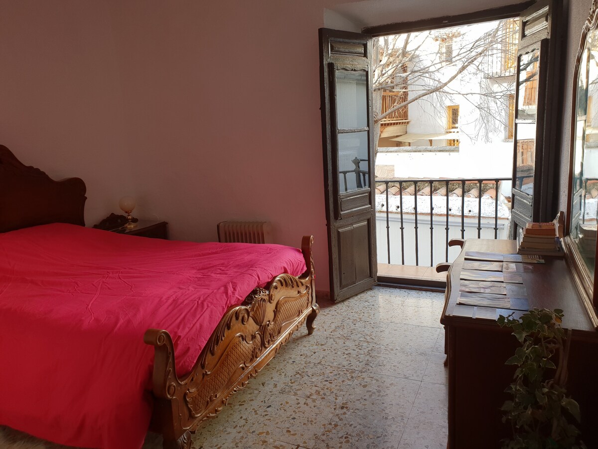 Tu habitación con cama doble, balcón y vistas pintorescas 