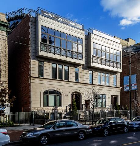 4 Bedroom with Pool Table steps from Wrigley gallery image 3