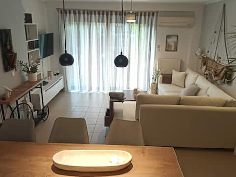 Apartment with garden 4 min from metro Ilioupoli