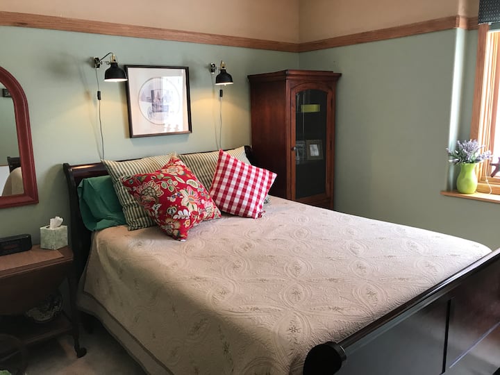 חדר שינה שני עם מיטת קווין וטלוויזיה.