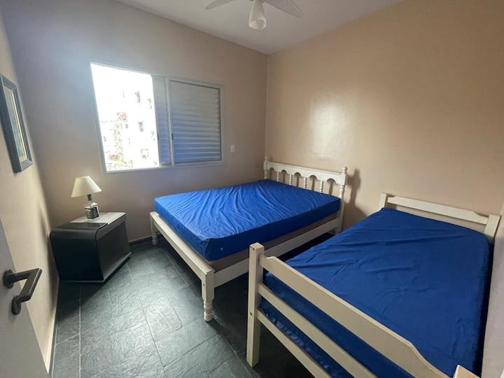 卧室1 ，配备一张双人床和一张单人床