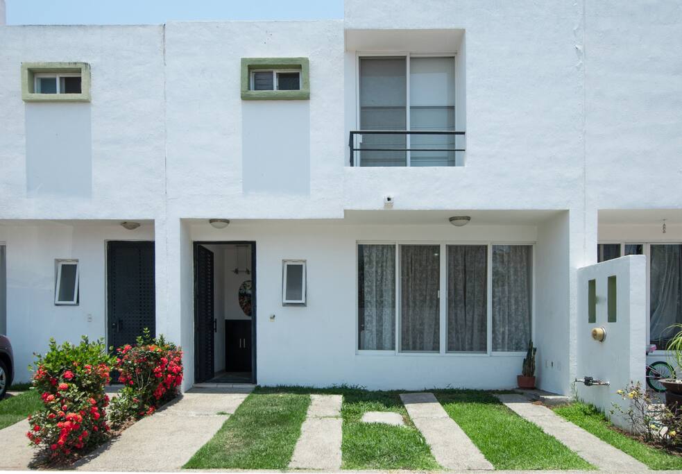 Lugar para dos carros al frente de la casa