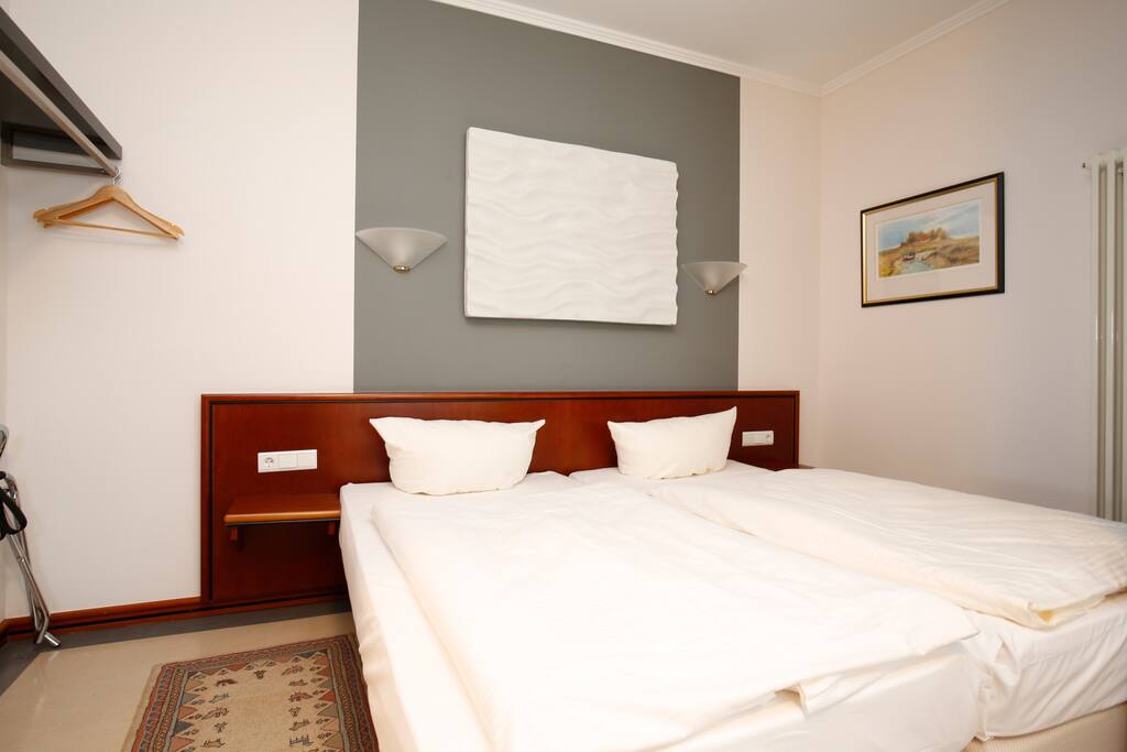 Schlafzimmer mit großem Doppelbett