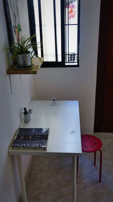 The room/ la habitación