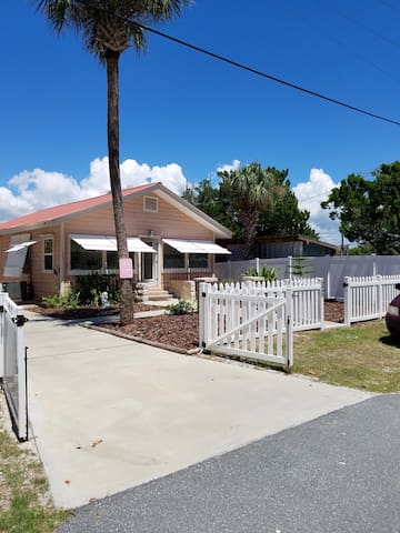 Spoonbill Hideaway. Spacious waterfront cottage