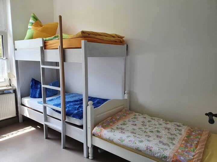 Спалня 2 с 1 двойно двуетажно легло 2x 0 x 2,00 x 2,00 и 1 единично легло 0 × 2,00