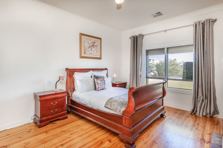 宽敞的主卧室5米x 4米，带3门镜面橱柜， 
提供管道供暖和制冷、互联网电视。