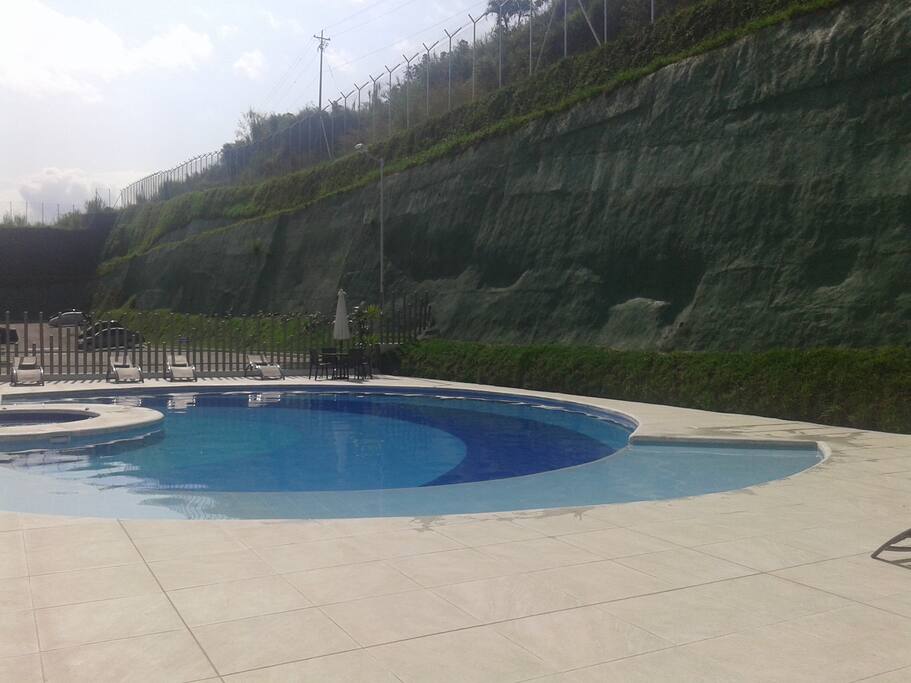 picsina abierta de las 9am a 10 pm