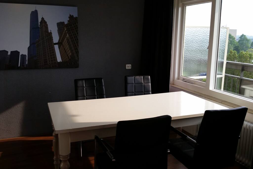 Zij- en eetkamer. Kan ook omgebouwd worden tot 2e slaapkamer