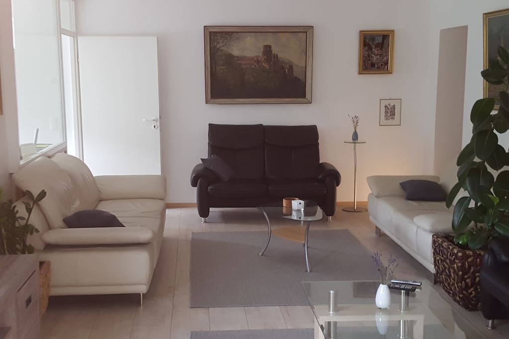 Wohnzimmer, links zur Küche und Essplatz, rechts zu den Schlafräumen 2 und 3