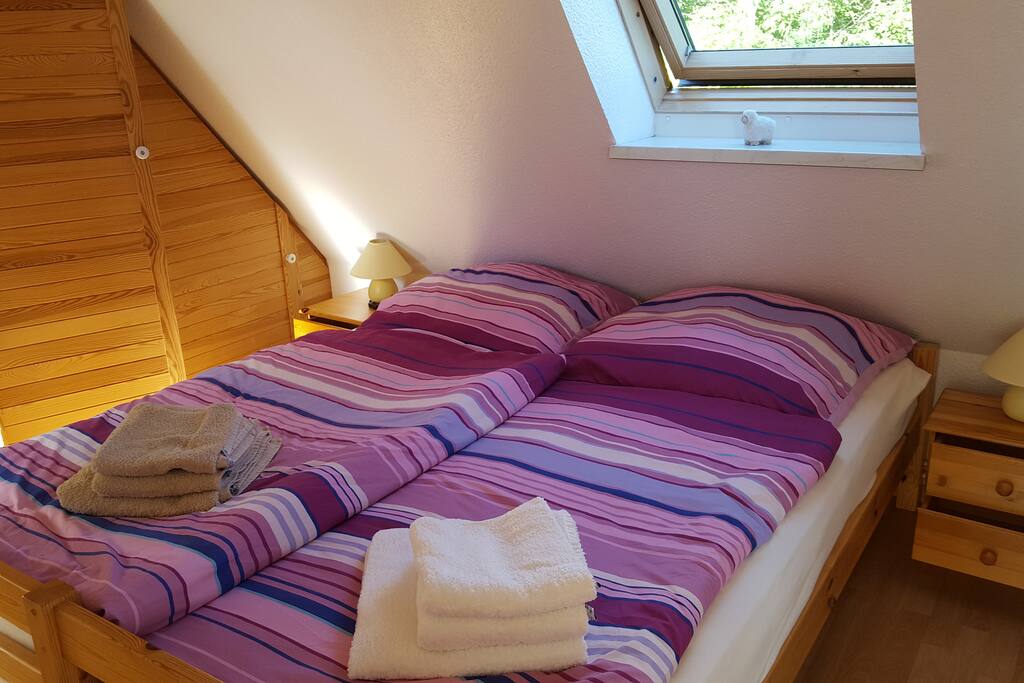 Schlafzimmer mit Doppelbett