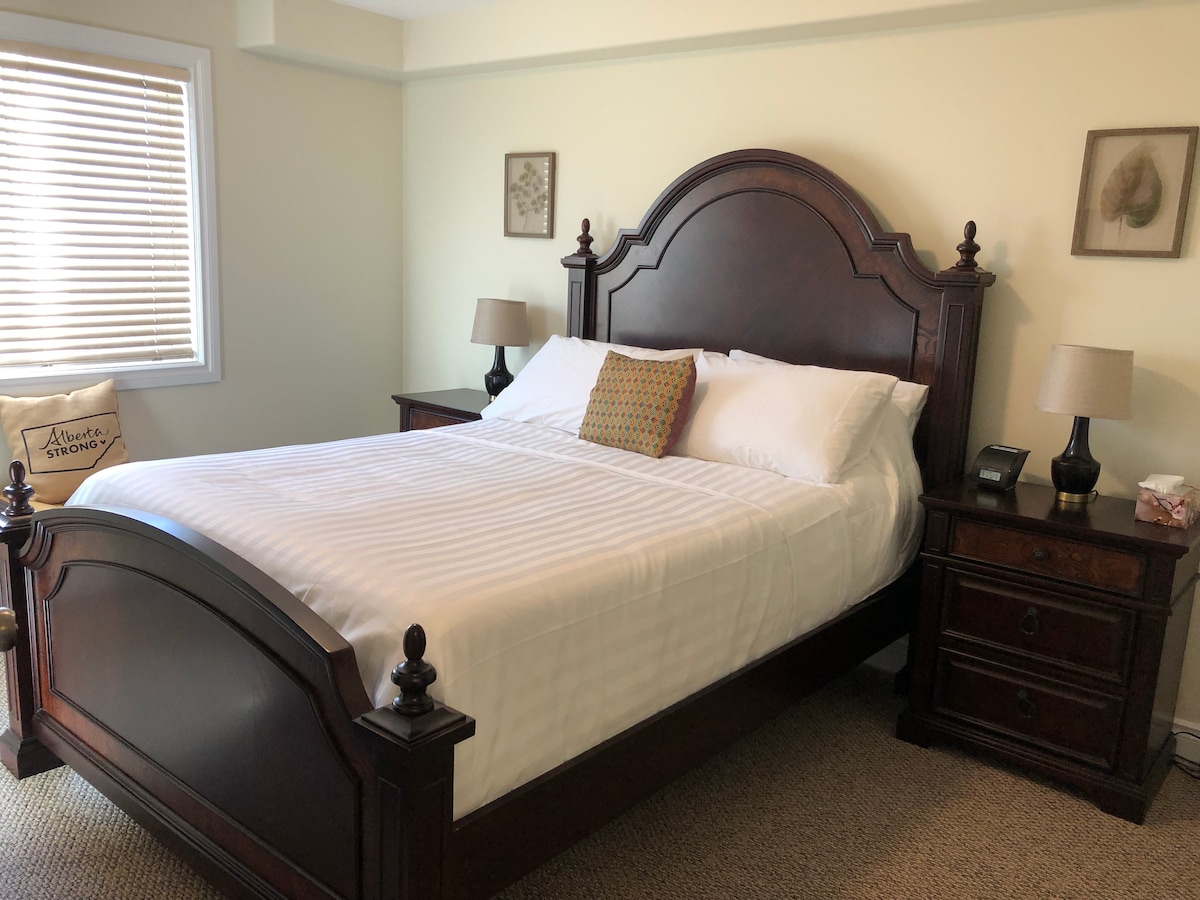 Hlavná spálňa s manželskou posteľou, šatníkom, vlastnou kúpeľňou a inteligentnou televíziou