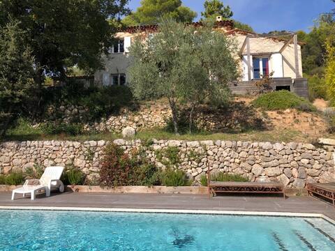 Lovely Villa with jacuzzi swimming pool and fire pit