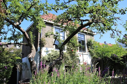 Top Airbnb: Apple Tree Cottage in idyllic downtown garden in Zuid Holland