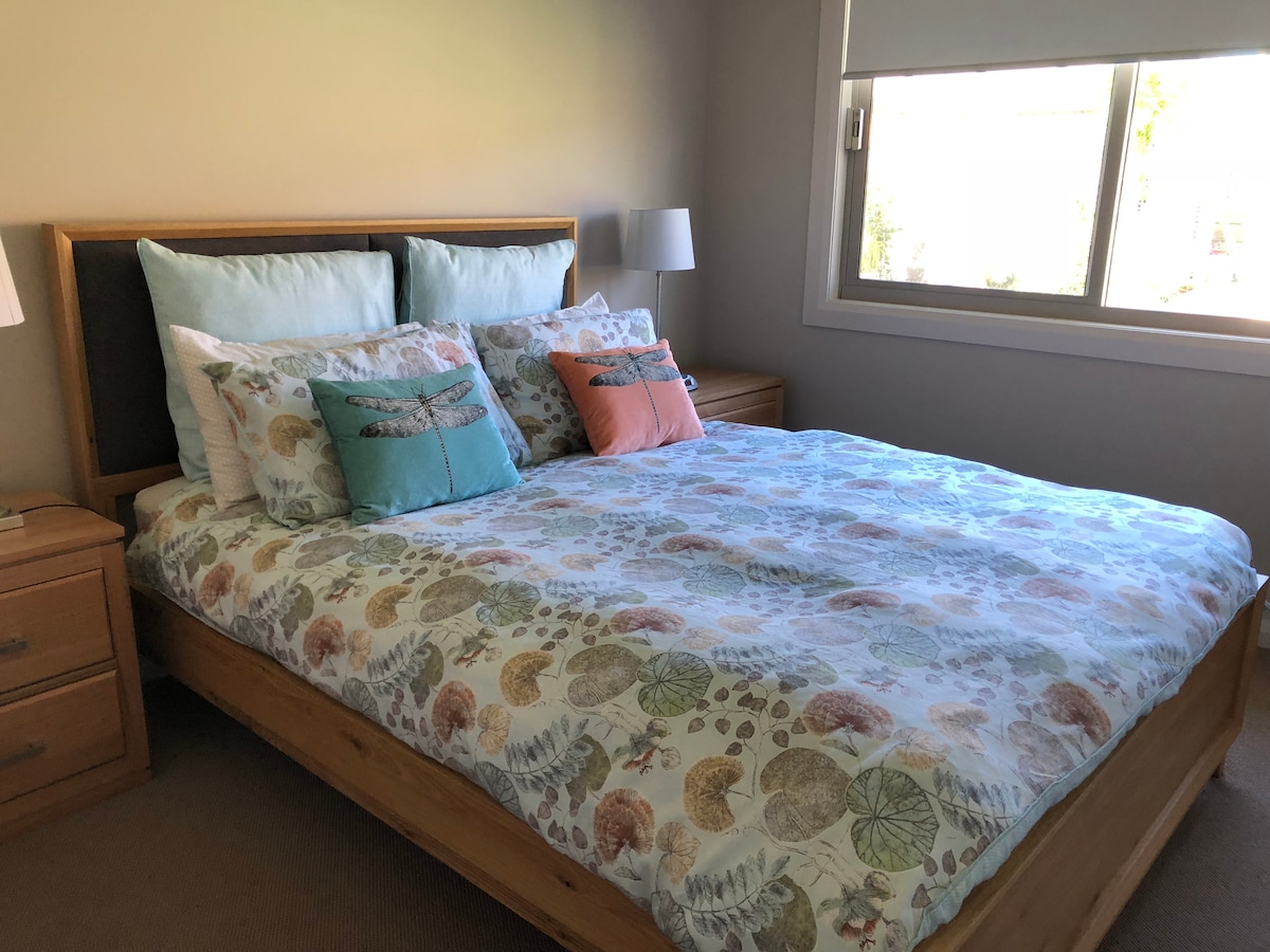 Segundo dormitorio en la planta baja con una cama de tamaño queen.