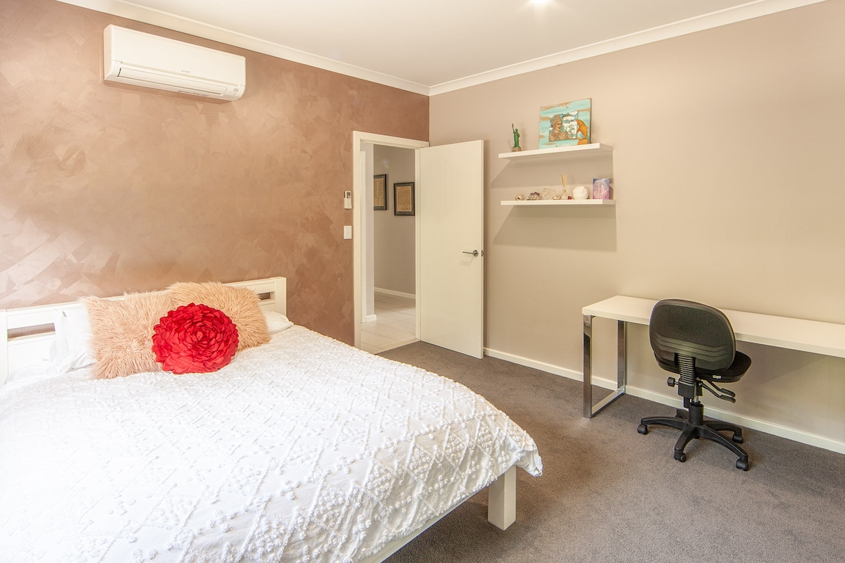 Immense 2e lit - lit queen + bureau