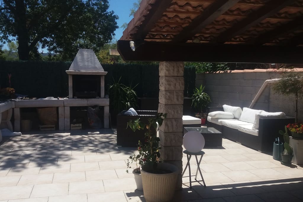 Salon de jardin et barbecue en pierre