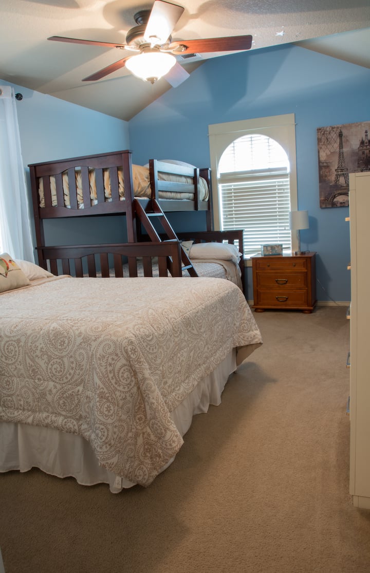 camera da letto # 2 - 1 letto queen-size, 1 letto matrimoniale e sopra il letto singolo