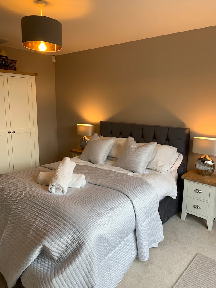 غرفة نوم بسرير مزدوج 