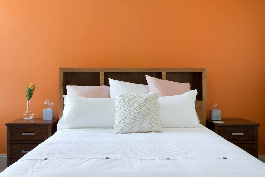 Bedroom 1, Queen bed