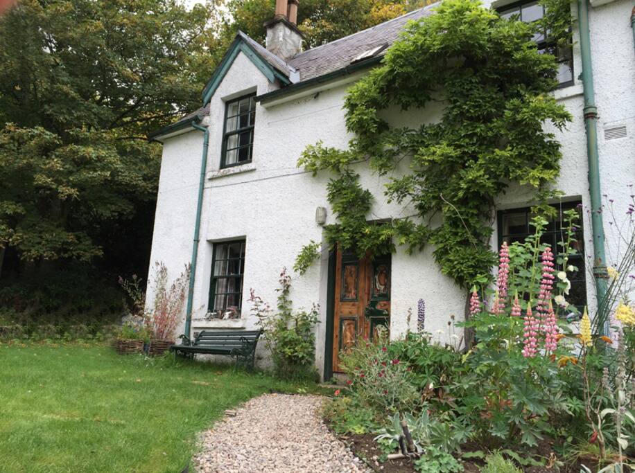 Traditional Scottish cottage in Highland glen Cottages for Rent in Glenlyon, United Kingdom