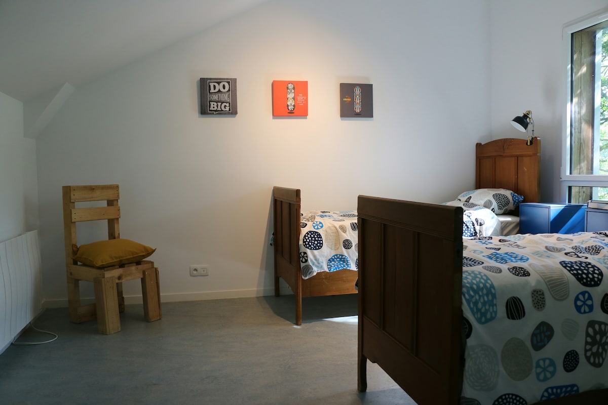 ชั้น: เตียงแยก 2 เตียงที่สามารถติดตั้งเตียงคู่ได้อย่างง่ายดาย (2 x 80 x 200) มีเตียงแบบดึงออกได้ (2 x 90 x 200) รวมทั้งเตียงเด็กอ่อนและตู้เสื้อผ้าแบบปิดสำหรับเสื้อผ้า