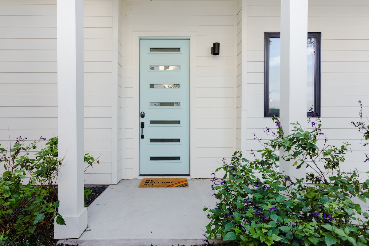 Bright & Modern SoCo Retreat, Minutes from DT!