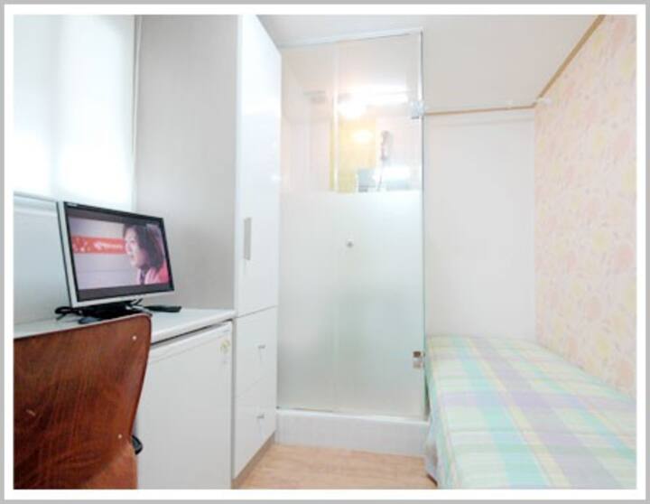 Room
a built-in facility
There is a private toilet, refrigerator
e-mail ; yko99999@naver.com
기본 제공 시설입니다
개인화장실, 개별냉장고 있습니다