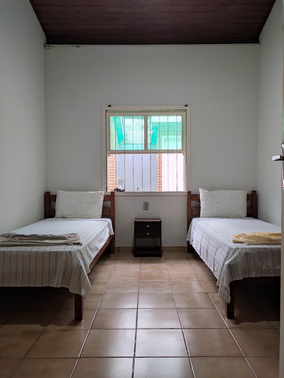 Soba 02 - ima dva kreveta za jednu osobu, ormariće i stropni ventilator.