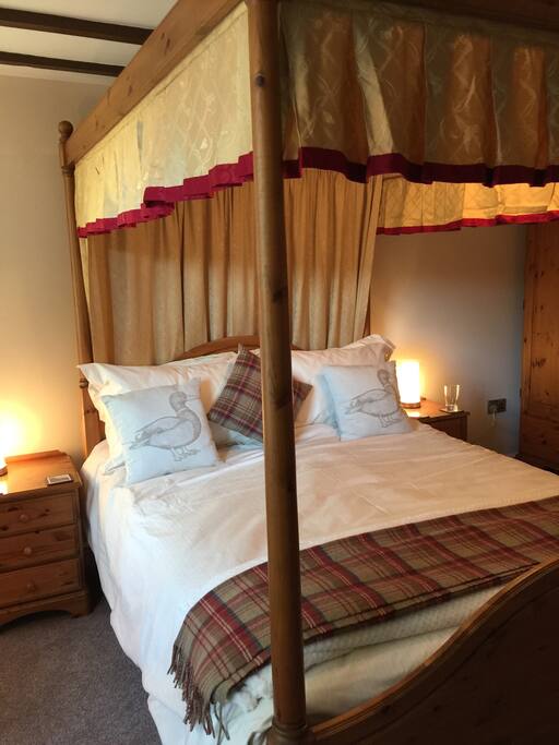 Four poster king size bed in Shelduck