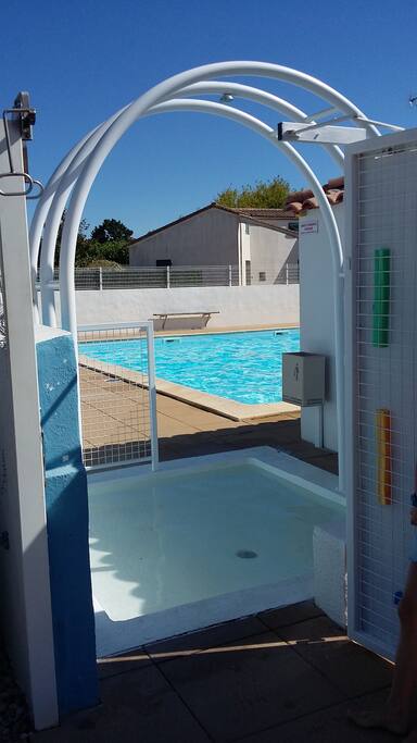 Piscine extérieure commune