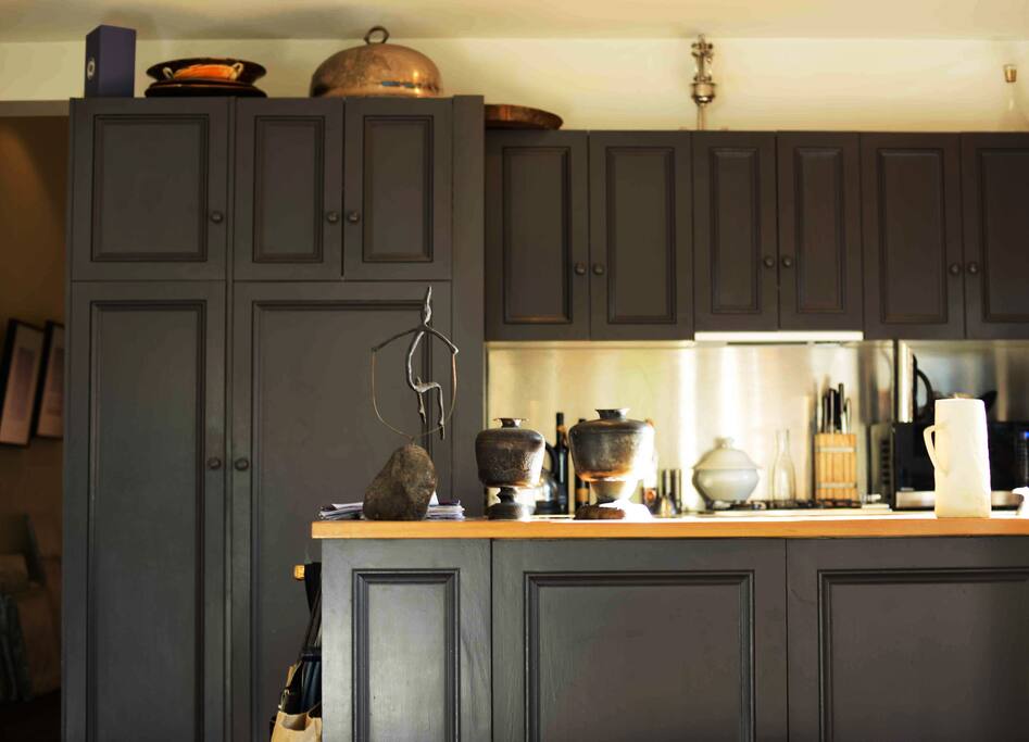 Lots of cupboard space in the kitchen.