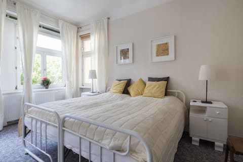 Successful Airbnb property: Villa floor with balcony - close to the center, green location in Währing
