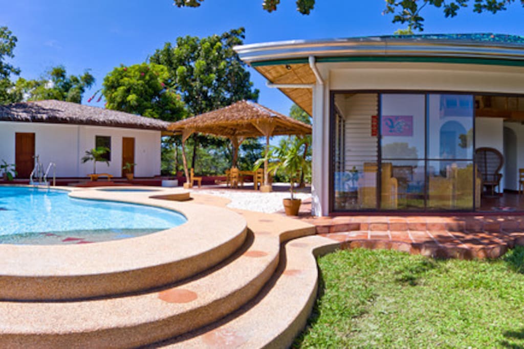 Pool and lawn. On the right, the villa with lounge and 2 main bedrooms. In the back of the pool, the annex harboring 2 bedrooms.