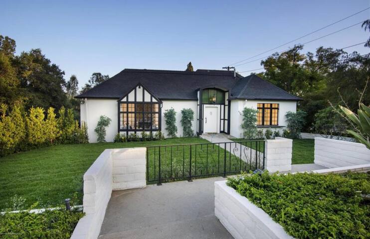 1920s Pasadena Cottage Steps from RoseBowl w/ Pool gallery image 2