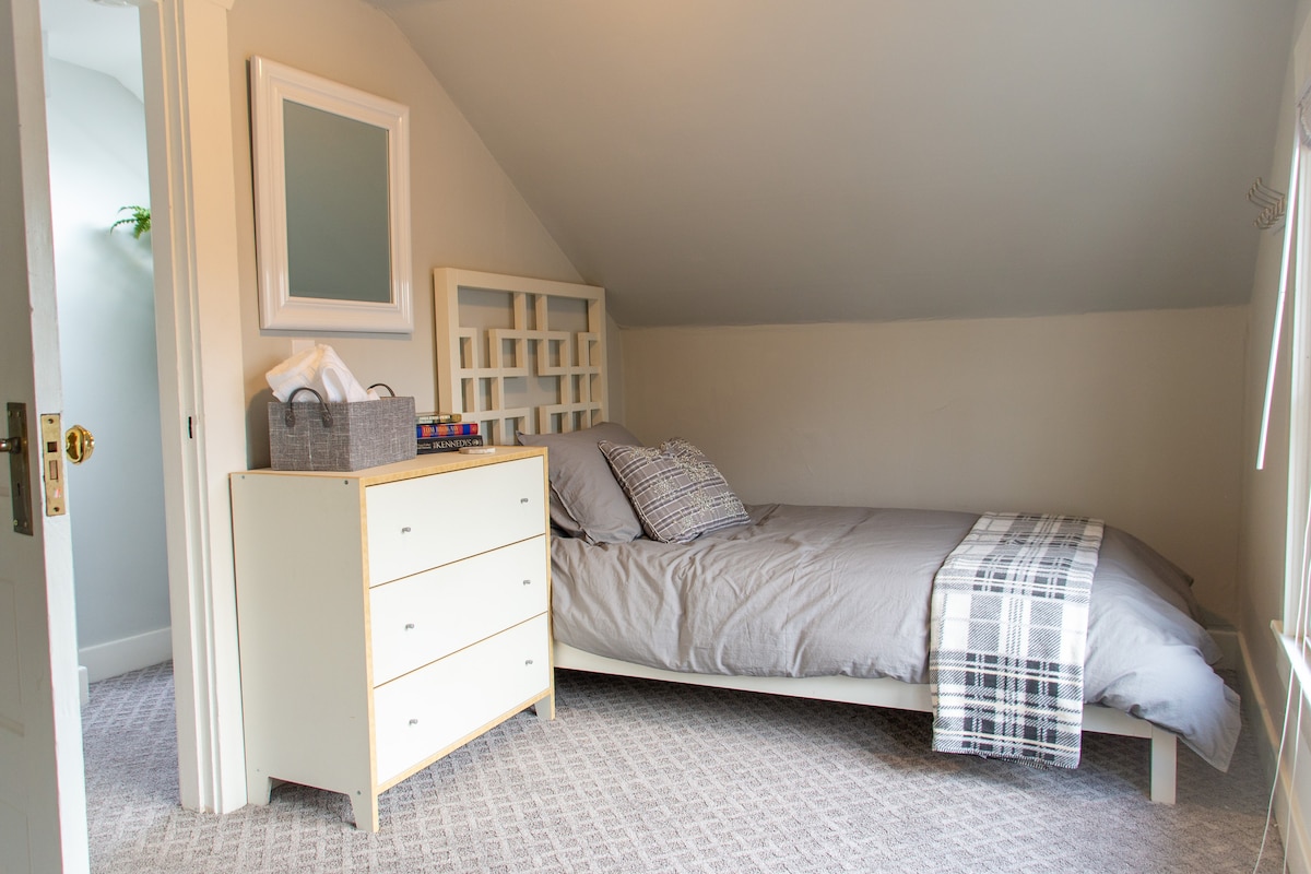 Slaapkamer 5 is boven. Dit is een tweepersoonsbed in deze kamer, die het overschakelt naar een tweepersoonsbed.