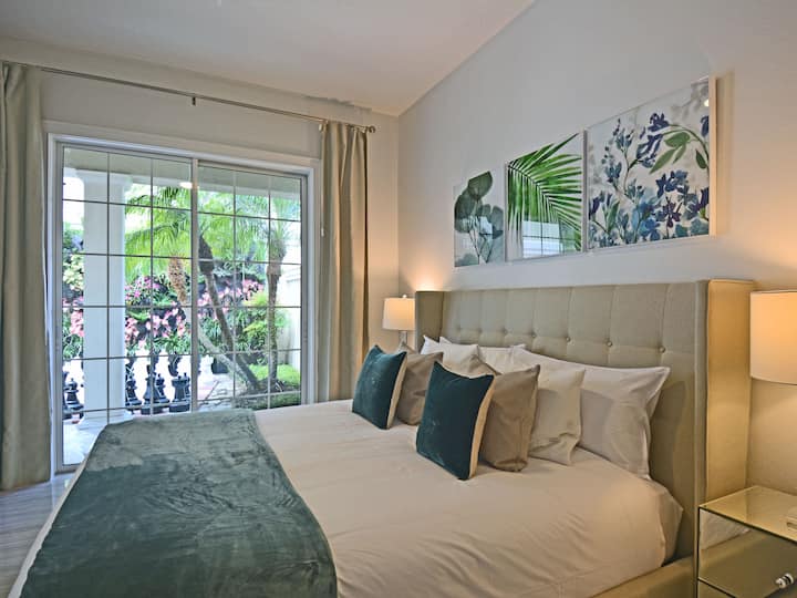 La suite padronale al piano inferiore ha porte in vetro che la collegano direttamente al cortile privato con gigantesco set di scacchi e giardino verticale.