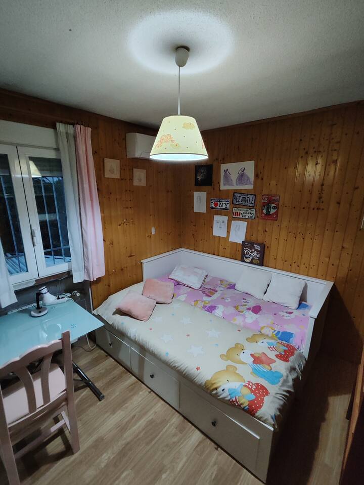 2 kreveta za jednu osobu u ovoj sobi
U prostoriji se nalazi zasun.
