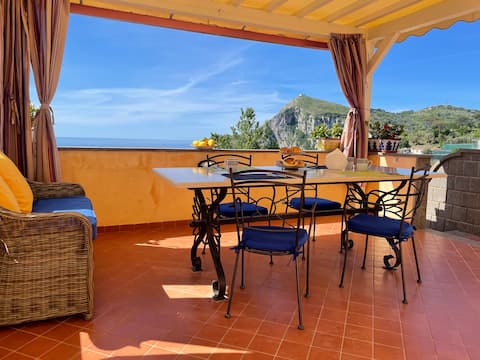 Annuncio Airbnb popolare: Villa Girasole (Entire House). 15063044EXT0182 a Massa Lubrense