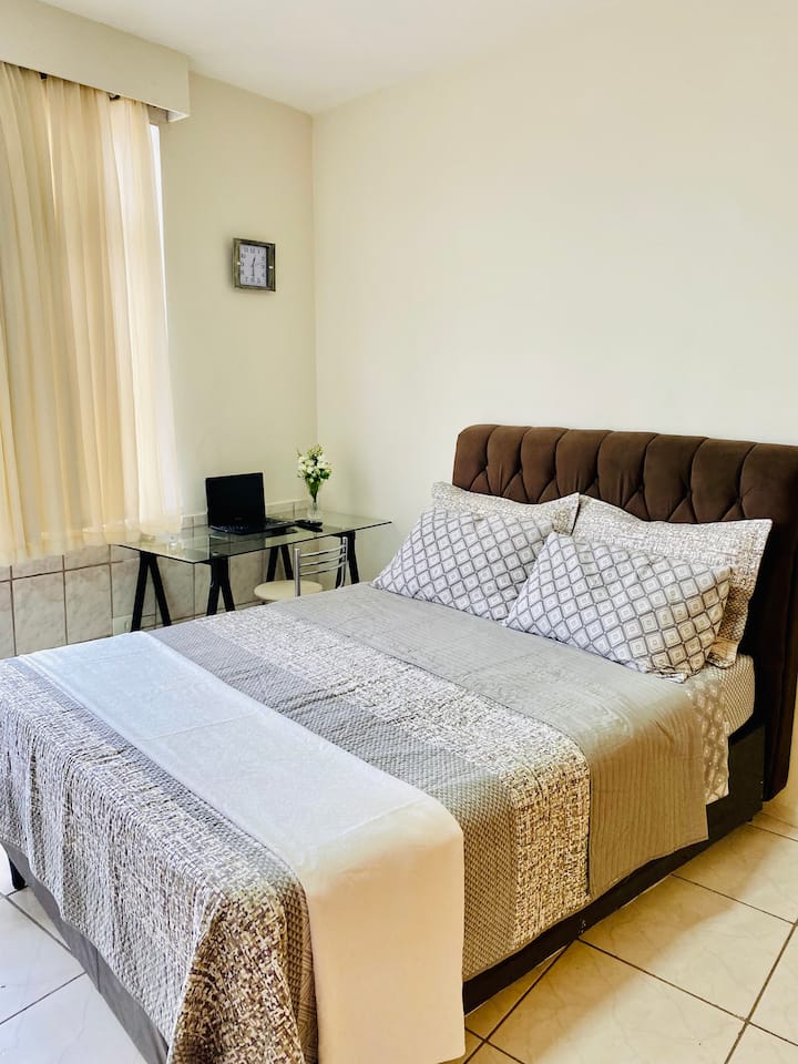 双人床和家庭办公室办公桌（选填）