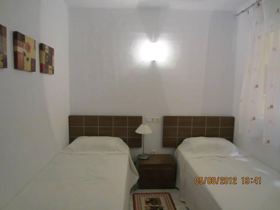 Dormitorio con dos habitaciones individuales.