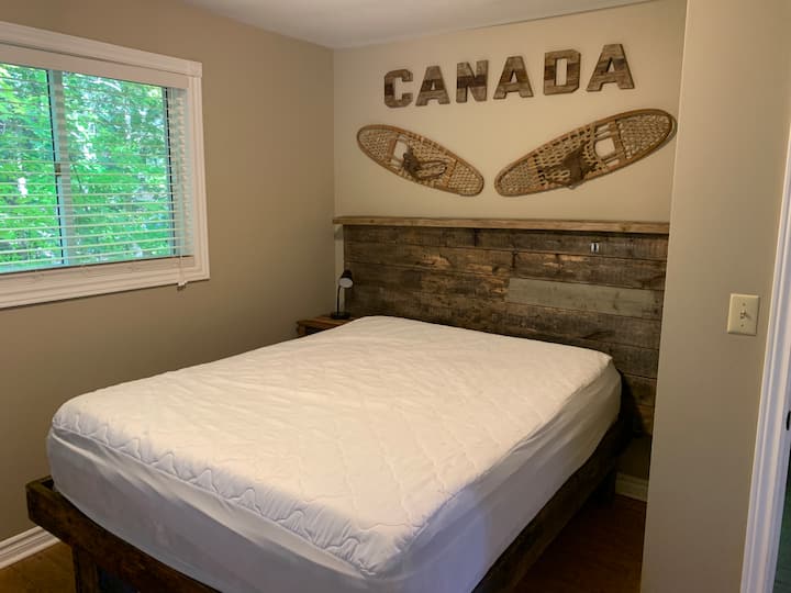 غرفة النوم رقم3. بها سرير بحجم وسط (مع أغطية فراش) وخزانة ملابس صغيرة وخزانة ملابس. غير شامل الأسرّة والوسائد. 