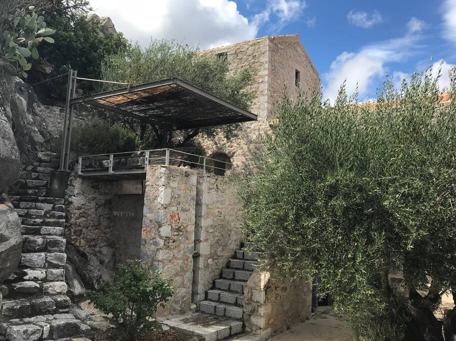 The stone-built tower house was renovated,preserving the building’s traditional elements and combining them with the minimal interiors to produce the sensation of serenity.