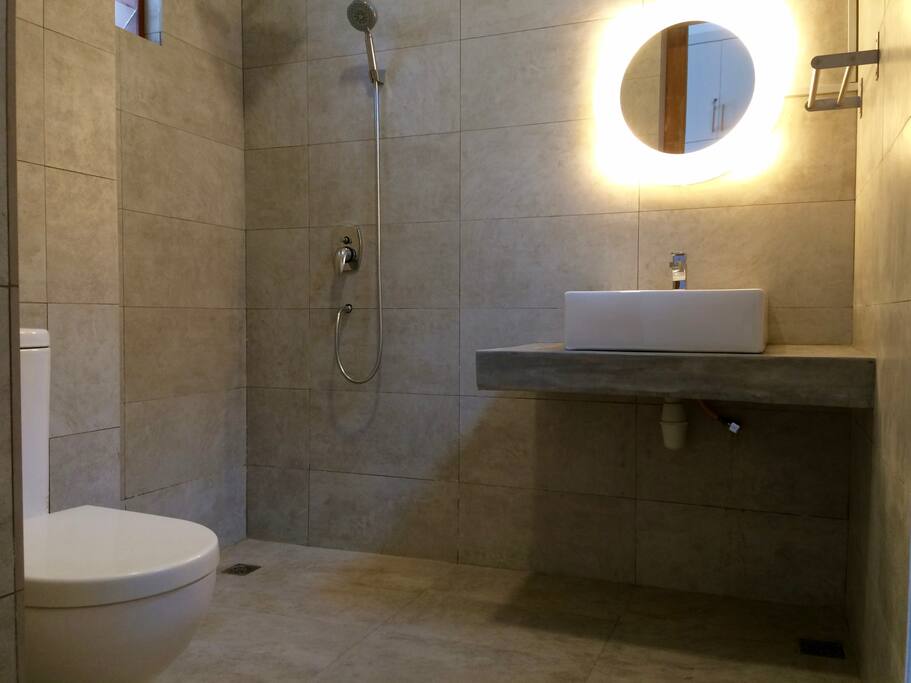 Shared bathrooms on both ground and 1st floors.