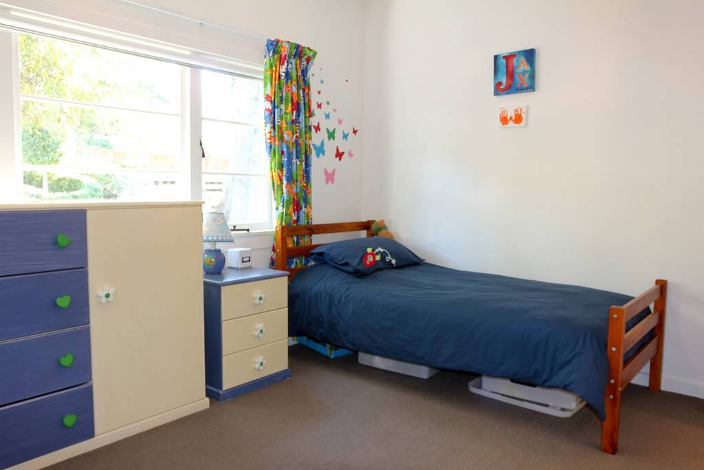 Bedroom with 2 single beds
