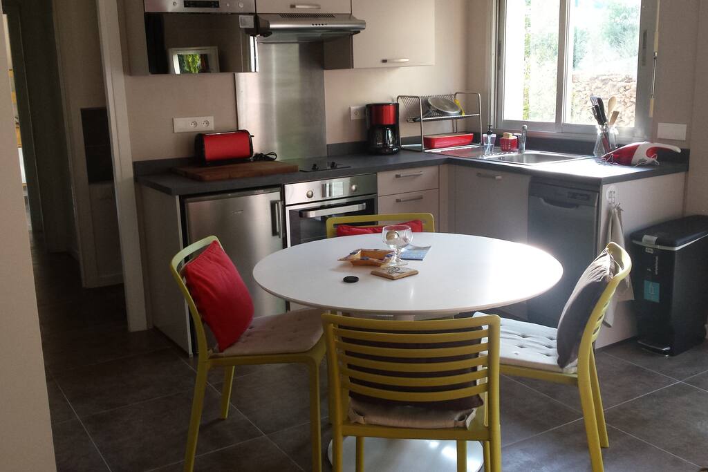 Pièce de vie neuve avec cuisine complète