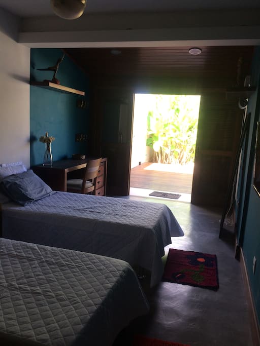 O quarto com duas camas de camas de solteiro tamanho americano