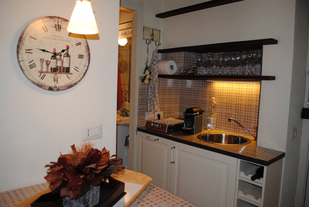 Angolo cucina con frigo, forno a microonde e lavastoviglie