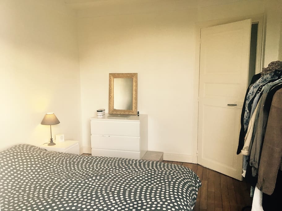 - Premiere chambre avec un lit 2 places
- The first room