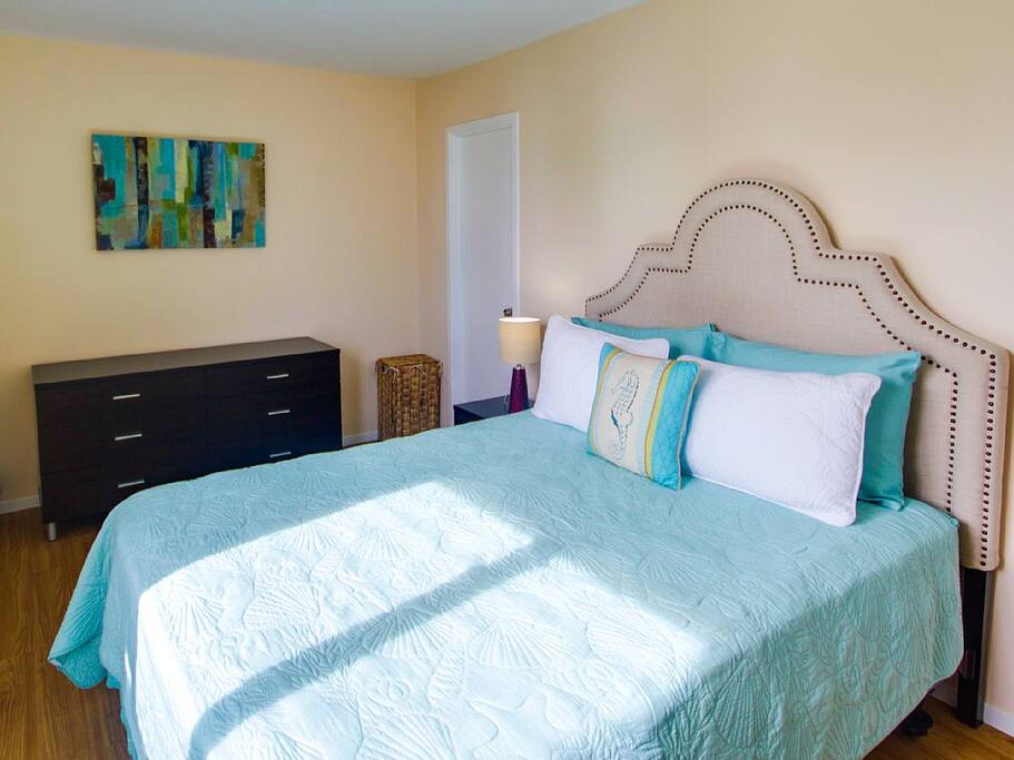 Bedroom,Indoors,Room,Bed,Furniture